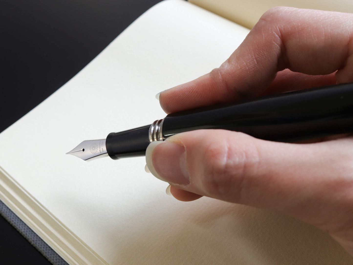 誠エボナイト・シルクブラック